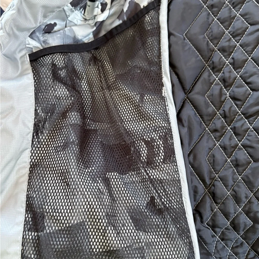 Obermeyer Men's Vest. Large. NWOT. Cool Interior Retro Winter Sports Graphics